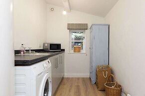 House Annexe Sleeps 18 Heated Pool