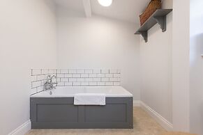 House Annexe Sleeps 18 Heated Pool