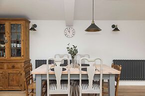 House Annexe Sleeps 18 Heated Pool