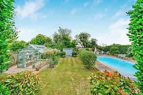 House Annexe Sleeps 18 Heated Pool