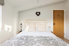 House Annexe Sleeps 18 Heated Pool