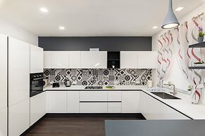 Luxury 3BR APT with Terrace & Views