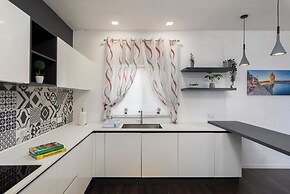 Luxury 3BR APT with Terrace & Views