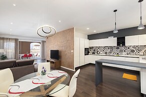Luxury 3BR APT with Terrace & Views