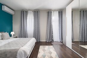 Luxury 3BR APT with Terrace & Views