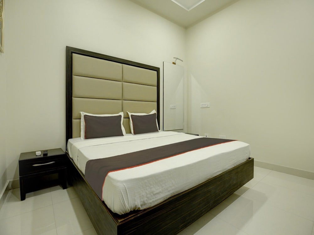 Collection O Ovel Hotel Grand