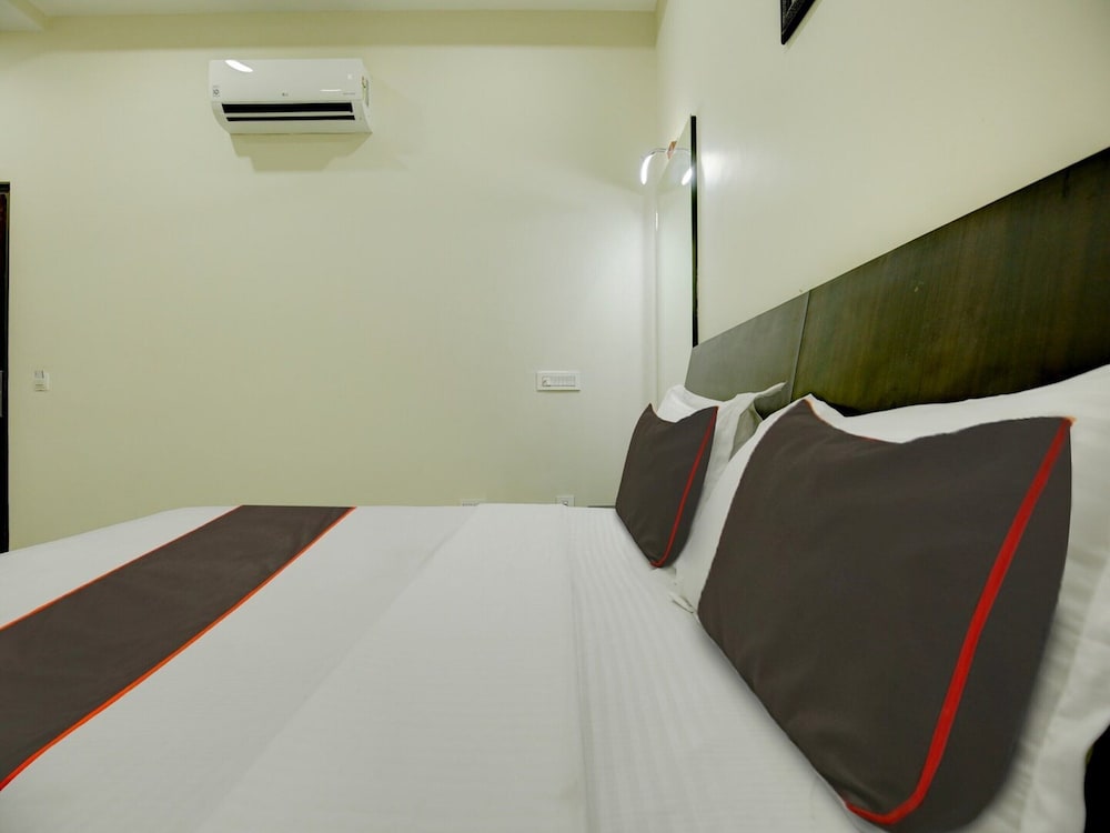 Collection O Ovel Hotel Grand