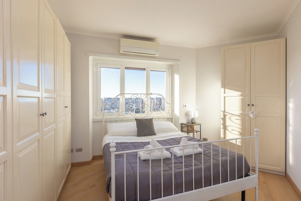 Rental in Rome Pyramid View Apartment