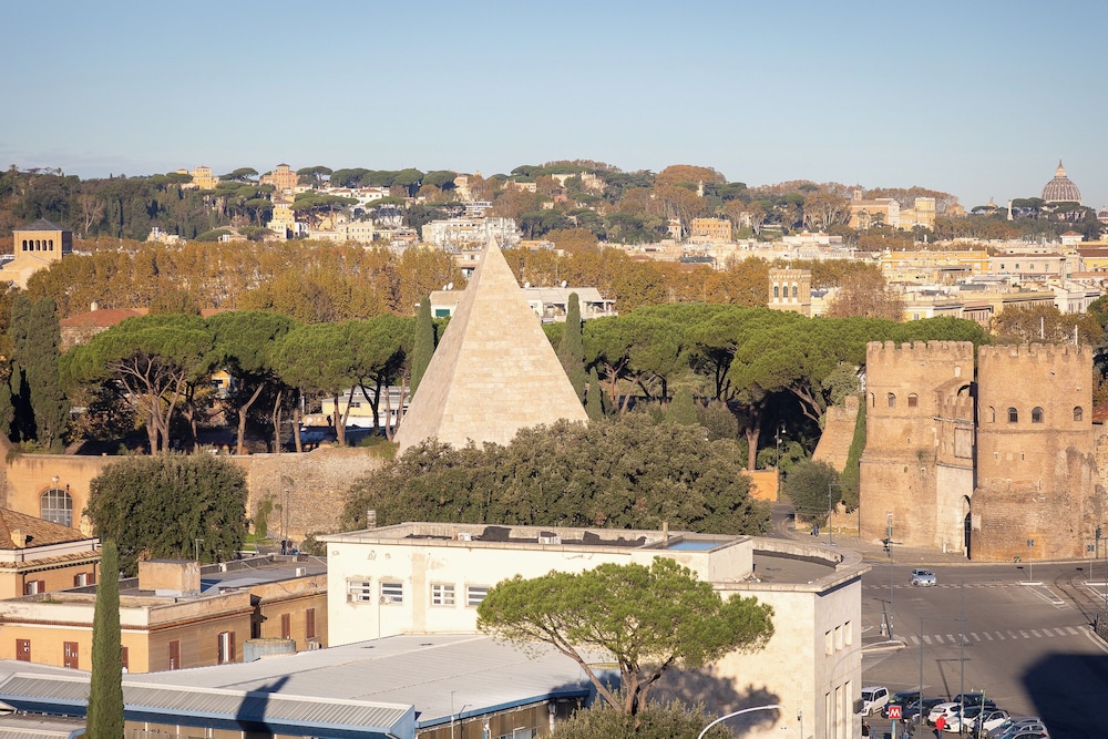 Rental in Rome Pyramid View Apartment