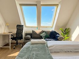 Lovely 3BR Apt With Balcony Rennweg