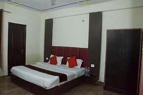 Hotel Dark Clouds