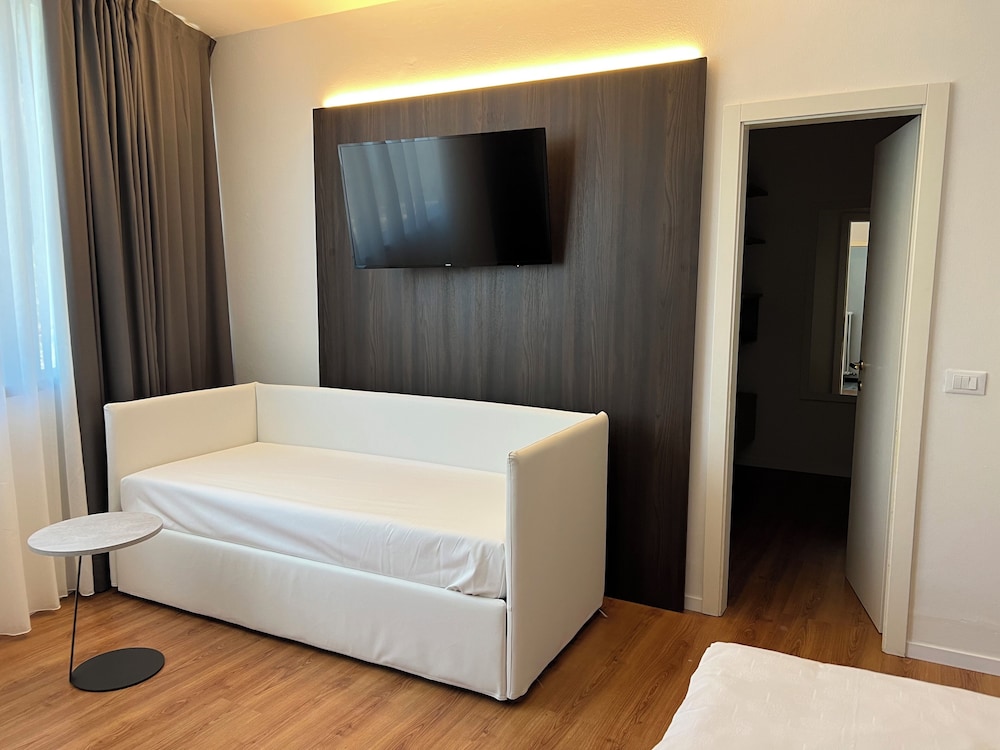 WIND HOTEL