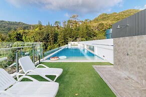 2BR Close to Beach  Pool Views C256