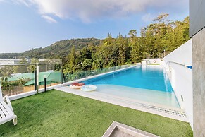 2BR Close to Beach  Pool Views C256