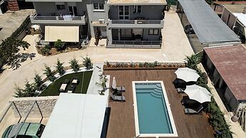 Lumina Apartment with Shared Pool