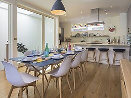 Villa 8, Estura