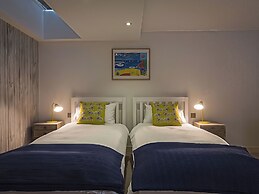 Villa 8, Estura