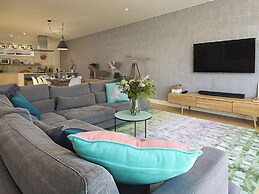 Villa 8, Estura