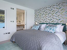 Villa 8, Estura