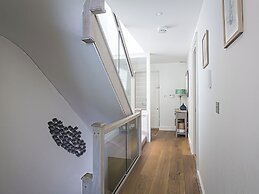Villa 8, Estura