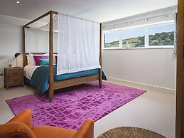 Villa 8, Estura