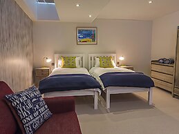 Villa 8, Estura