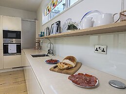 Villa 8, Estura