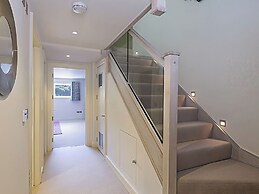 Villa 8, Estura