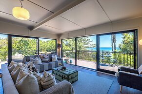 Moana Beach House - Absolute Beachfront