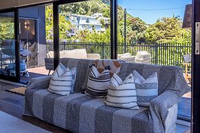 Moana Beach House - Absolute Beachfront