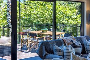 Moana Beach House - Absolute Beachfront
