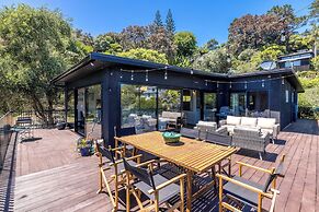 Moana Beach House - Absolute Beachfront