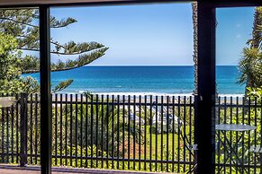 Moana Beach House - Absolute Beachfront
