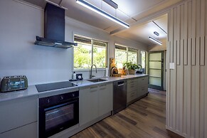 Moana Beach House - Absolute Beachfront