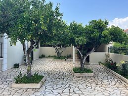 Kika Residence - 2 Bedroom House With Barbeque