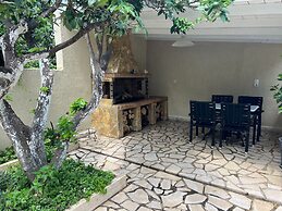 Kika Residence - 2 Bedroom House With Barbeque