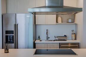 Modern apt 2 BR 5 Guests BBQ and Views