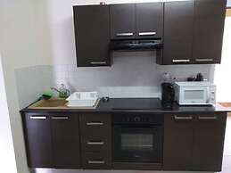 2br-7 Guests-free Parking-pool-aircon