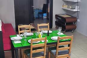 2br-7 Guests-free Parking-pool-aircon