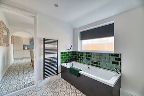 Three Bed Apartment by Guestz