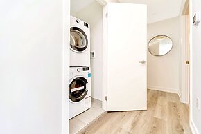 High Rise 1BR Building With Gorgeous Views