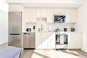 High Rise 1BR Building With Gorgeous Views
