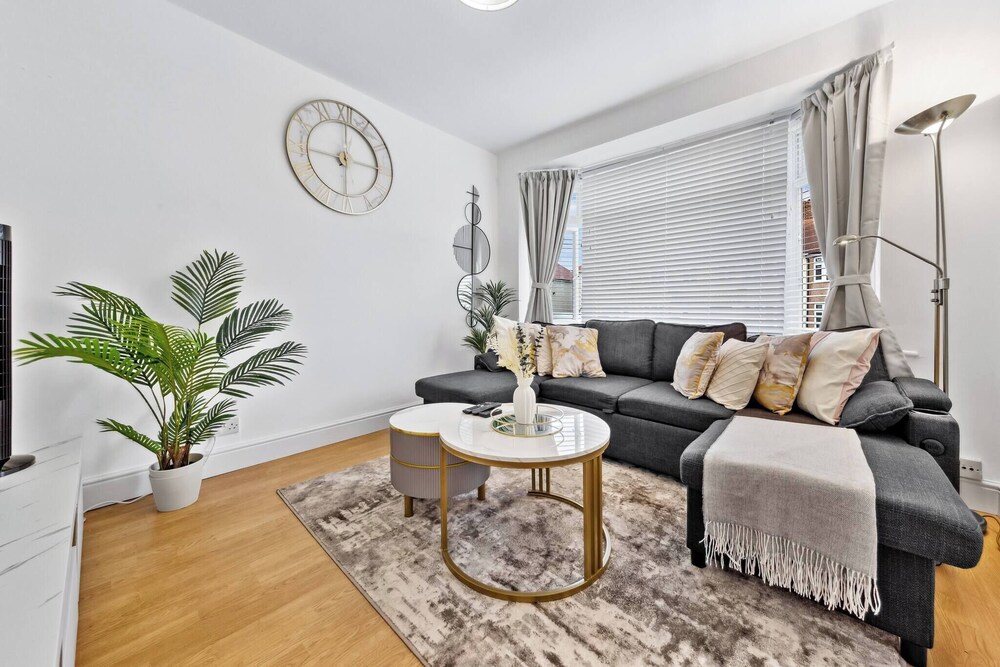 Spacious 3 bd Garden M25, Free Parking,bluewater