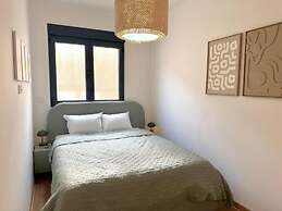 Seaview Hideaway- Premium Apartment