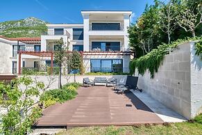 Seaview Hideaway- Premium Apartment