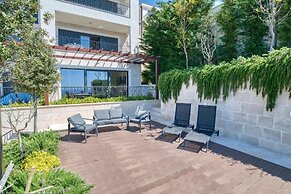 Seaview Hideaway- Premium Apartment