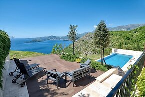 Seaview Hideaway- Premium Apartment