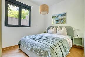 Seaview Hideaway- Premium Apartment