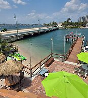 Blue Heron Bridge Hotel & Dive Club