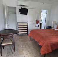 Blue Heron Bridge Hotel & Dive Club